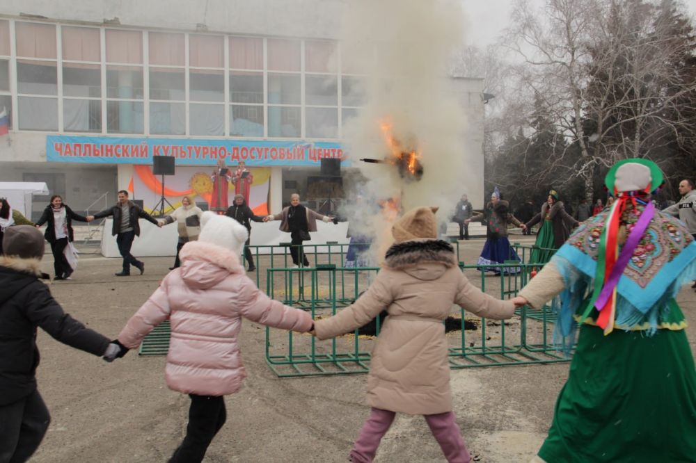 В последний день Масленицы в Чаплинке прошли массовые гуляния В последний день Масленицы в Чаплинке прошли массовые гуляния