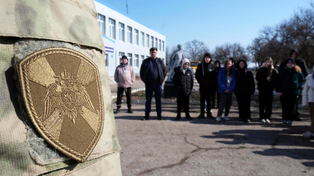 Росгвардейцы провели мастер-класс по пожарной безопасности для учеников школы поселка Привольное Генического округа Росгвардейцы провели мастер-класс по пожарной безопасности для учеников школы поселка Привольное Генического округа