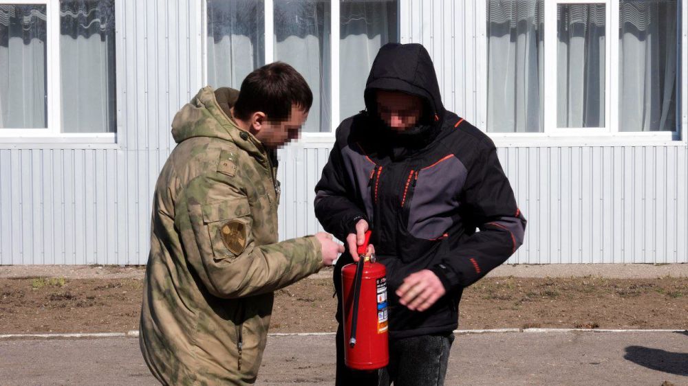 Росгвардейцы провели мастер-класс по пожарной безопасности для учеников школы поселка Привольное Генического округа Росгвардейцы провели мастер-класс по пожарной безопасности для учеников школы поселка Привольное Генического округа