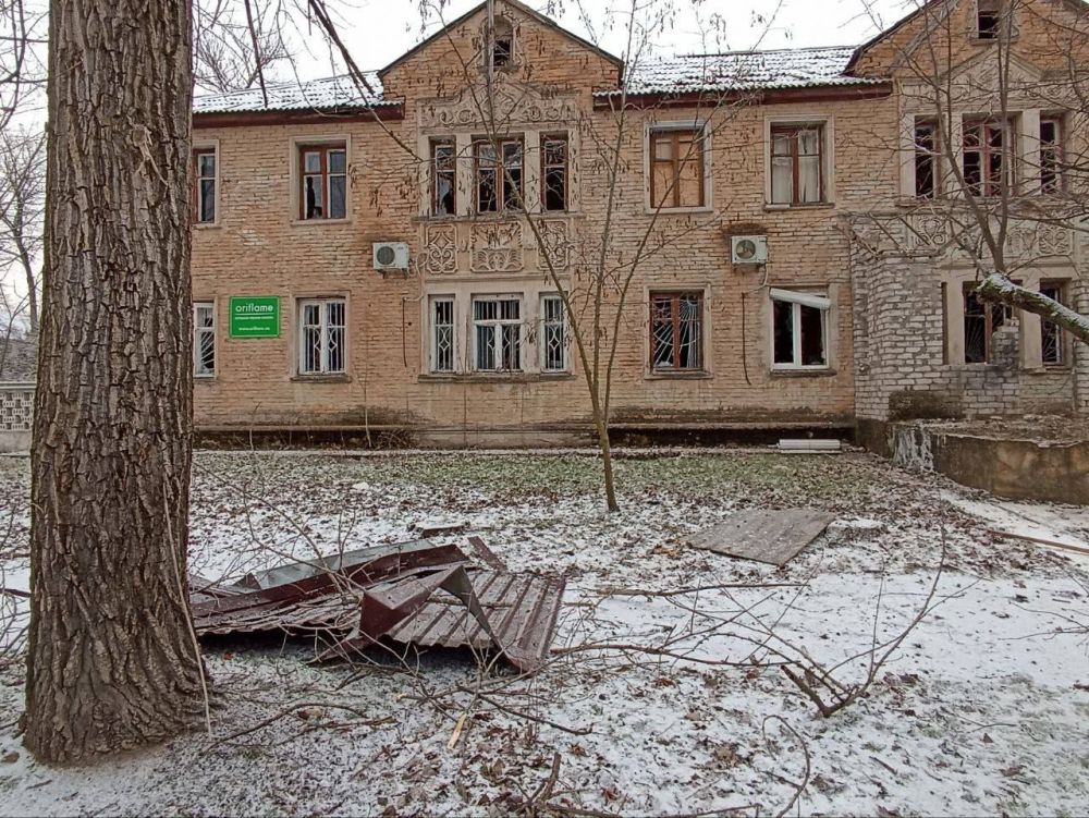 Очередной подоый обстрел украинскими боевиками домов мирных жителей Новой Каховки Очередной подоый обстрел украинскими боевиками домов мирных жителей Новой Каховки
