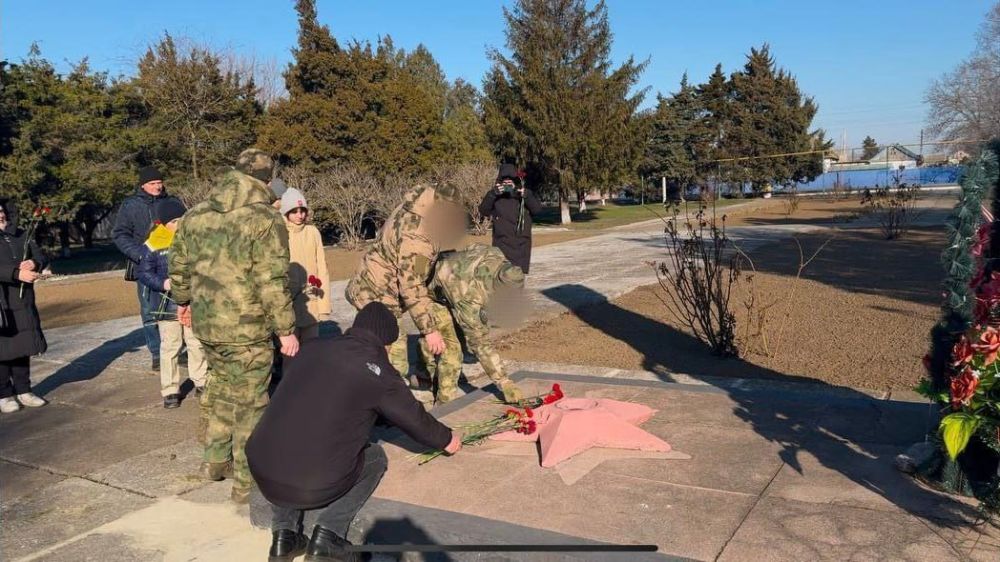 Год защитника Отечества: Росгвардия и Юнармия возложили цветы Год защитника Отечества: Росгвардия и Юнармия возложили цветы