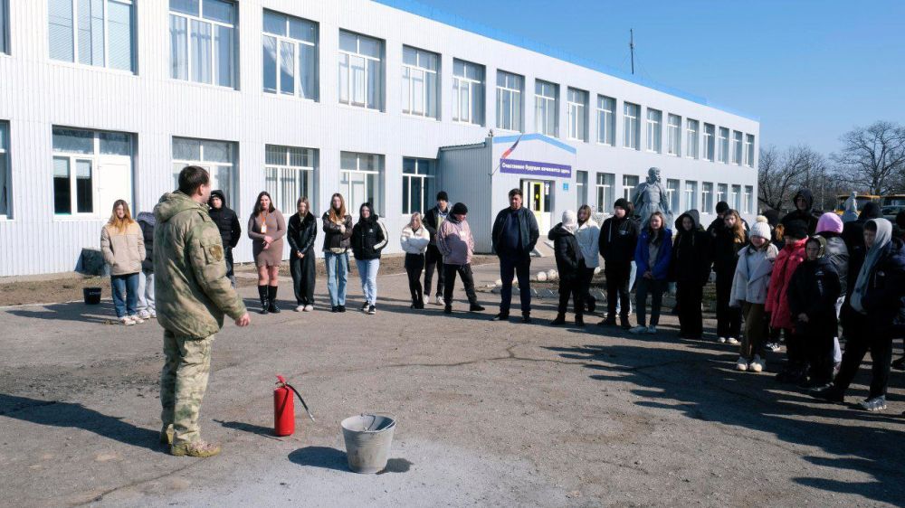 Росгвардейцы провели мастер-класс по пожарной безопасности для учеников школы поселка Привольное Генического округа Росгвардейцы провели мастер-класс по пожарной безопасности для учеников школы поселка Привольное Генического округа