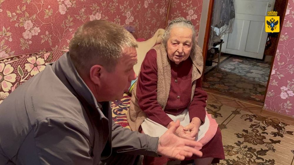 Сенатор Игорь Кастюкевич навестил в Чаплинке женщину, которая мечтала встретить 9 мая на Красной площади Сенатор Игорь Кастюкевич навестил в Чаплинке женщину, которая мечтала встретить 9 мая на Красной площади