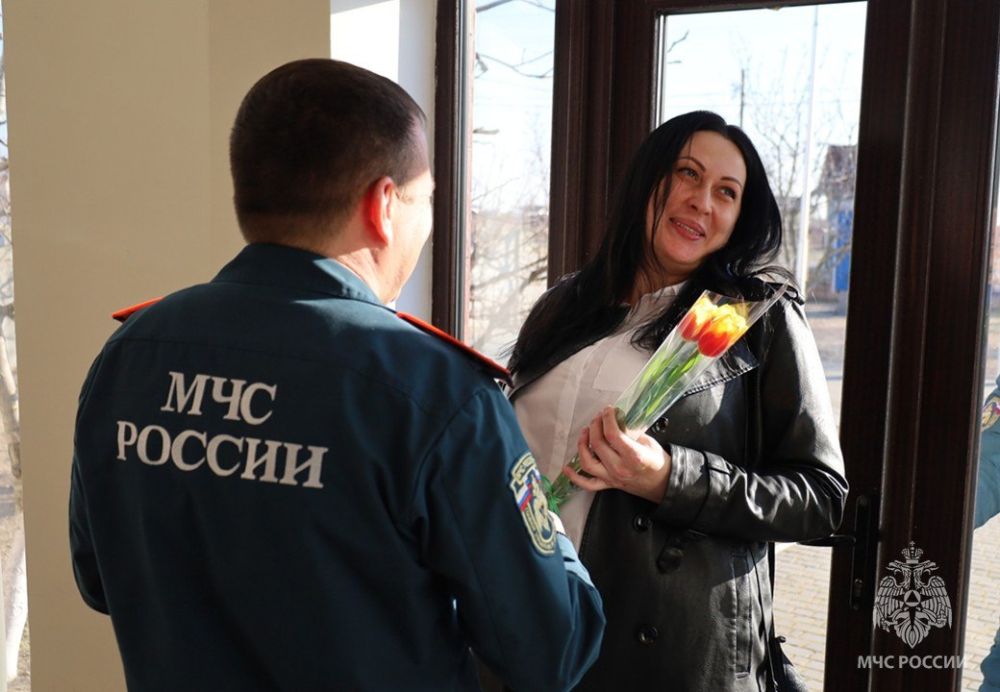 В преддверии Международного женского дня мужчины Главного управления МЧС России по Херсонской области поздравили женский коллектив с наступающим праздником
