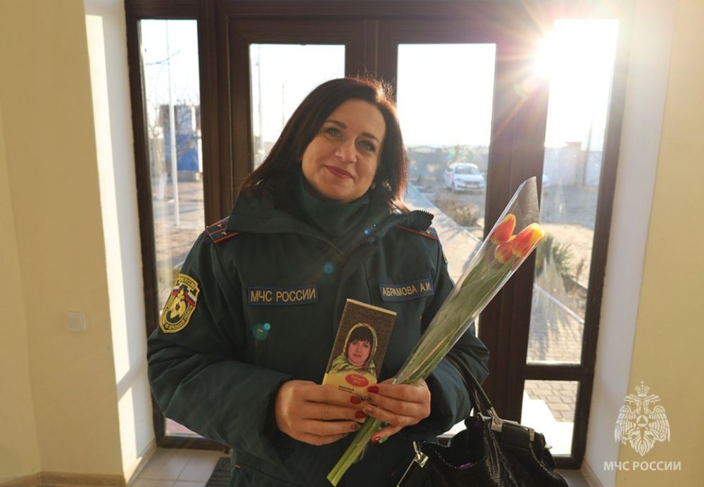 В преддверии Международного женского дня мужчины Главного управления МЧС России по Херсонской области поздравили женский коллектив с наступающим праздником