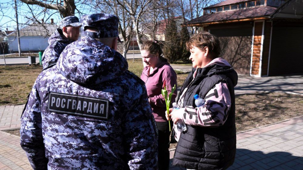 В Херсонской области росгвардейцы подарили женщинам весеннее настроение накануне 8 Марта В Херсонской области росгвардейцы подарили женщинам весеннее настроение накануне 8 Марта