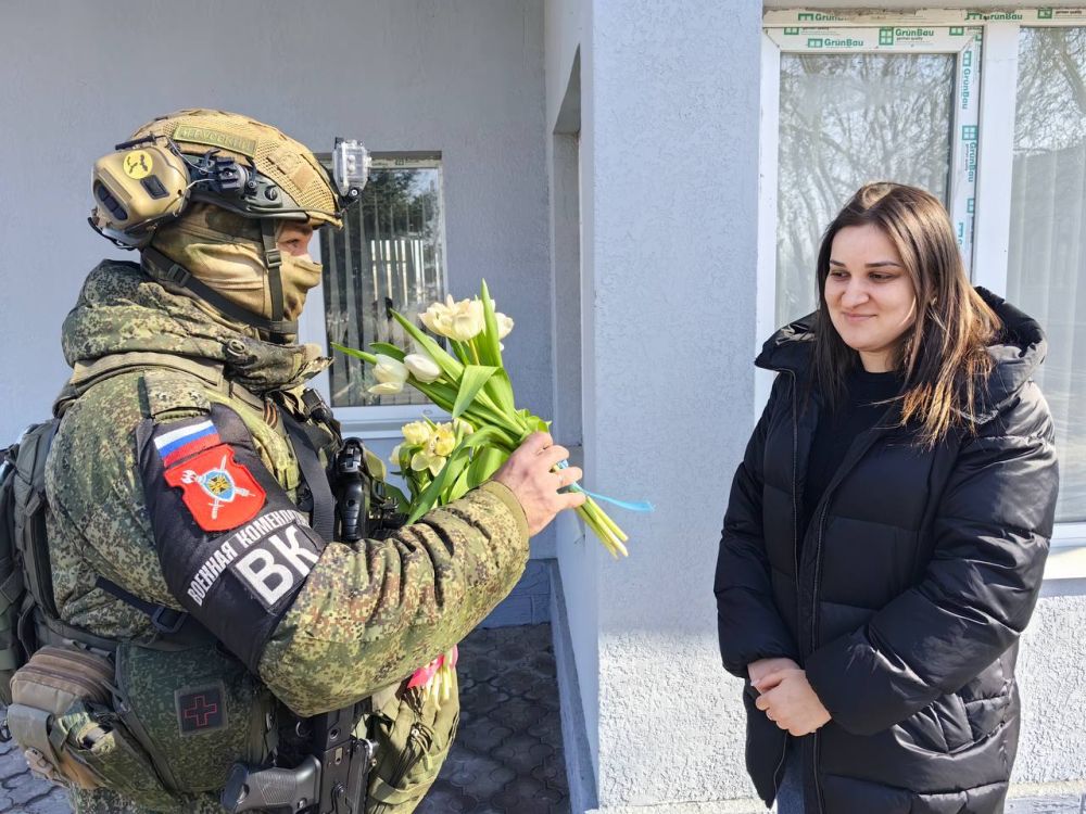 Владимир Сальдо: Даже в это непростое время весна берет своё! Сегодня на блокпостах Херсонской области военнослужащие комендатуры встречали женщин цветами, улыбками и самыми тёплыми словами поздравлений Владимир Сальдо: Даже в это непростое время весна берет своё! Сегодня на блокпостах Херсонской области военнослужащие комендатуры встречали женщин цветами, улыбками и самыми тёплыми словами поздравлений