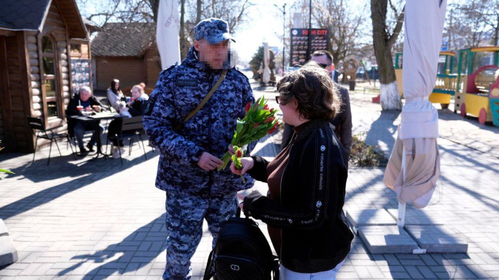 В Херсонской области росгвардейцы подарили женщинам весеннее настроение накануне 8 Марта В Херсонской области росгвардейцы подарили женщинам весеннее настроение накануне 8 Марта
