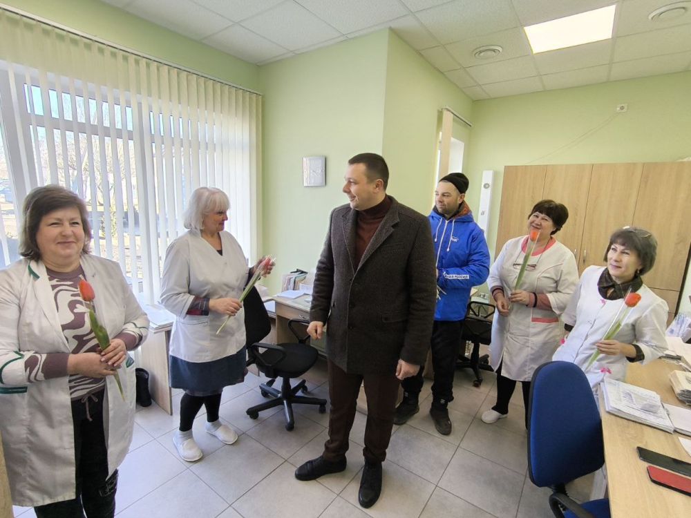 Активисты "Единой России" поздравили с 8 Марта женщин-медиков в Великолепетихском округе Активисты "Единой России" поздравили с 8 Марта женщин-медиков в Великолепетихском округе