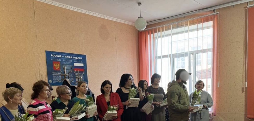 В Международный женский день 8 марта росгвардейцы поздравили женский коллектив школы села Широкое В Международный женский день 8 марта росгвардейцы поздравили женский коллектив школы села Широкое