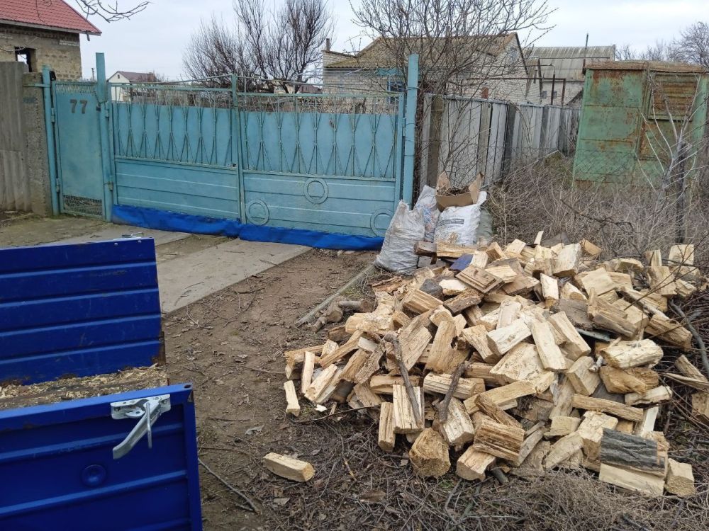 Малокаховские коммунальщики изготовили и установили новую лавочку для отдыха в центре села в парковой зоне Малокаховские коммунальщики изготовили и установили новую лавочку для отдыха в центре села в парковой зоне