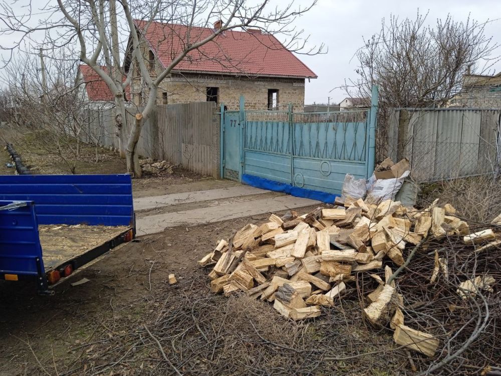 Малокаховские коммунальщики изготовили и установили новую лавочку для отдыха в центре села в парковой зоне Малокаховские коммунальщики изготовили и установили новую лавочку для отдыха в центре села в парковой зоне