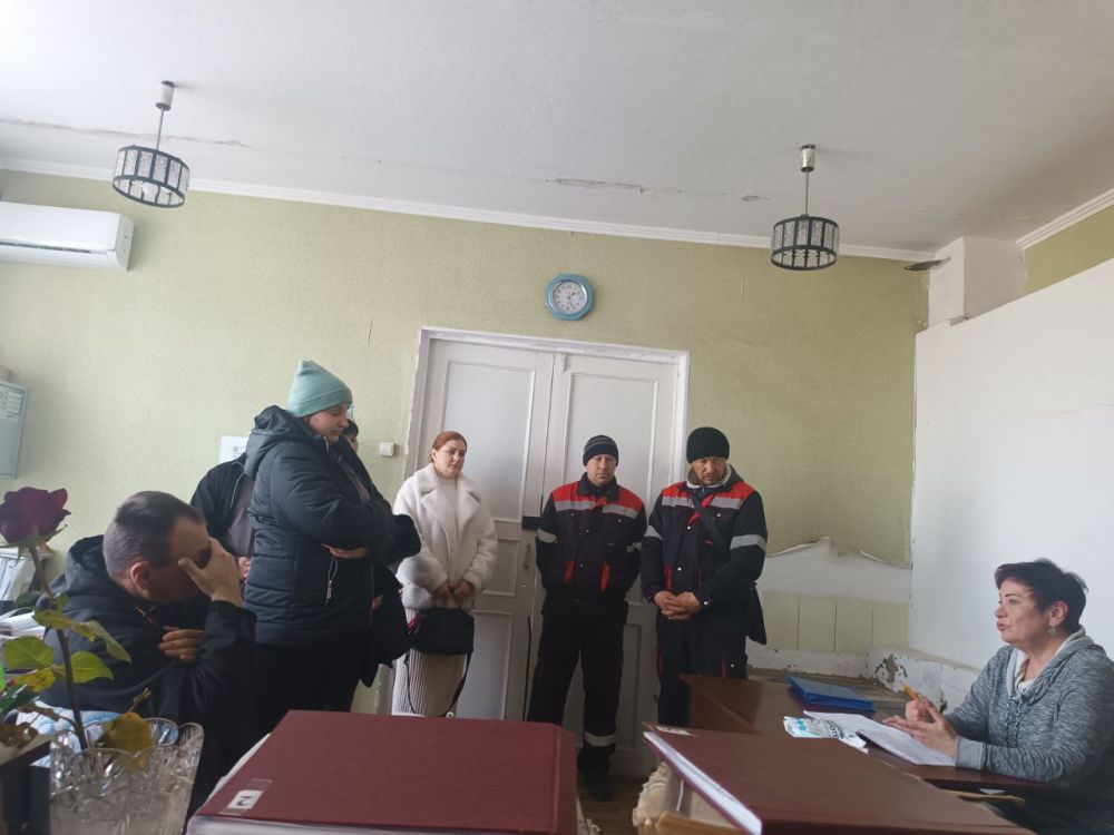 Малокаховские коммунальщики изготовили и установили новую лавочку для отдыха в центре села в парковой зоне Малокаховские коммунальщики изготовили и установили новую лавочку для отдыха в центре села в парковой зоне