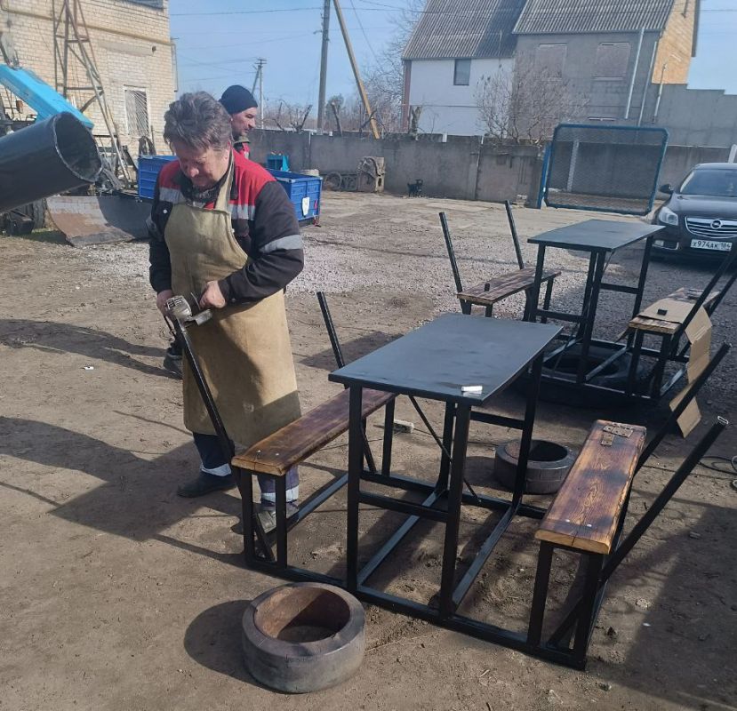 Малокаховские коммунальщики изготовили и установили новую лавочку для отдыха в центре села в парковой зоне Малокаховские коммунальщики изготовили и установили новую лавочку для отдыха в центре села в парковой зоне
