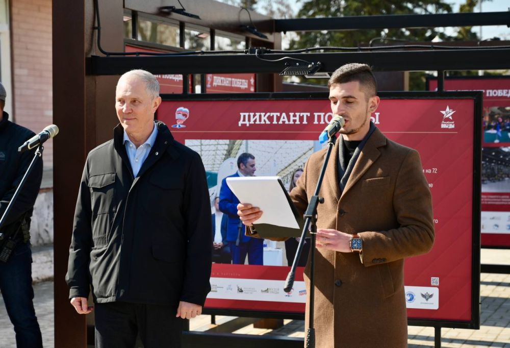 В Геническе открылась выставка, посвященная "Диктанту Победы" В Геническе открылась выставка, посвященная "Диктанту Победы"
