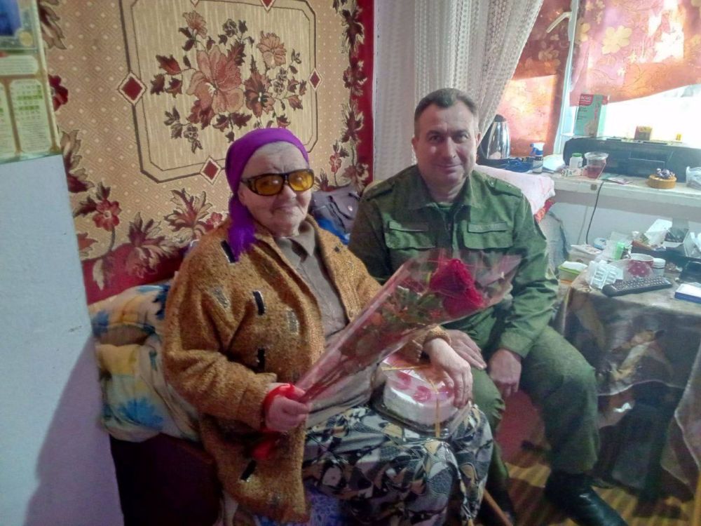 Офицеры СУ СК России по Херсонской области посетили участников Великой Отечественной войны Офицеры СУ СК России по Херсонской области посетили участников Великой Отечественной войны