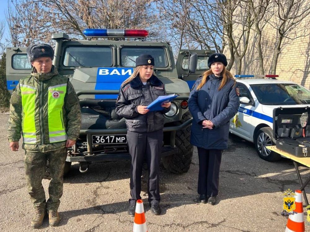 Госавтоинспекторы и сотрудники Военной автоинспекции провели занятие в Новодмитровской школе Госавтоинспекторы и сотрудники Военной автоинспекции провели занятие в Новодмитровской школе