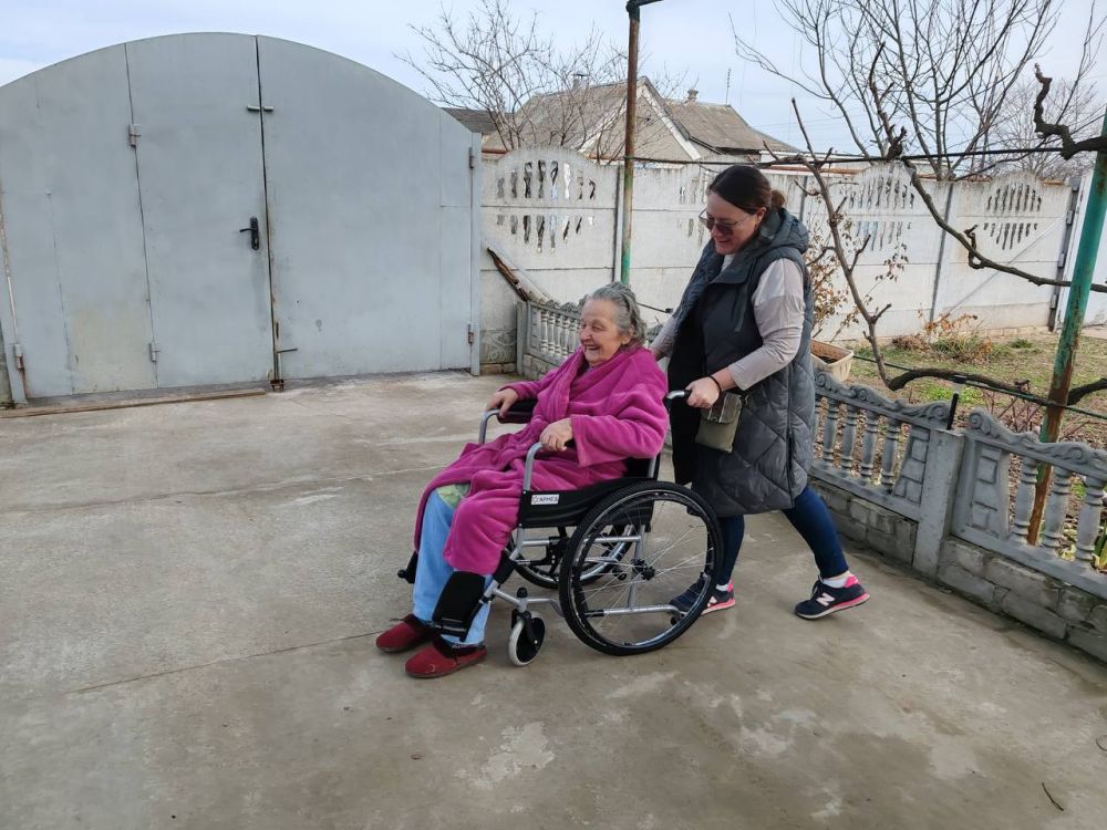 По поручению сенатора Игоря Кастюкевича, в Чаплынку доставили коляску для женщины "золотого возраста" По поручению сенатора Игоря Кастюкевича, в Чаплынку доставили коляску для женщины "золотого возраста"