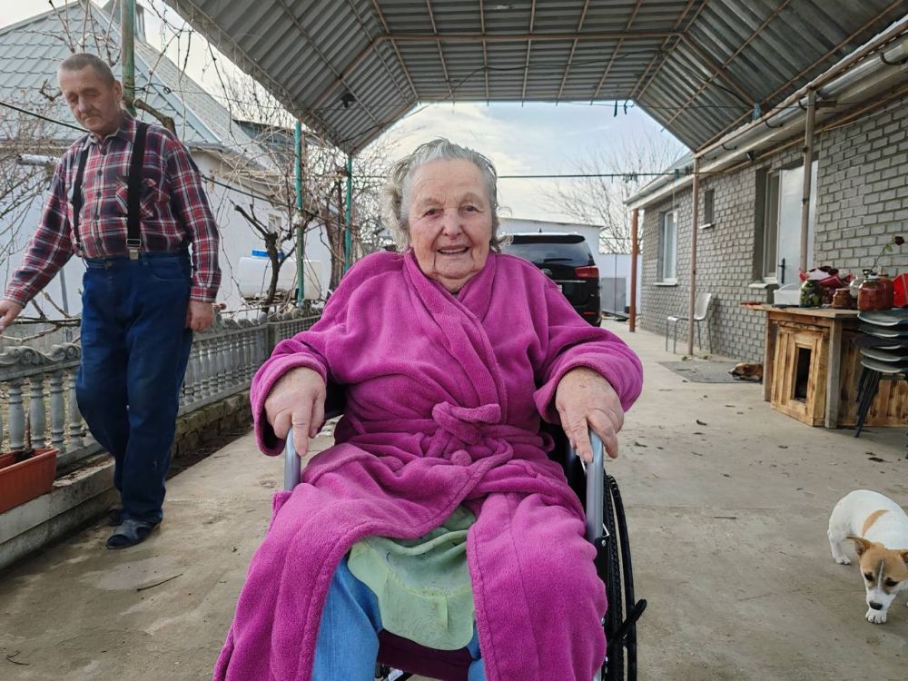 По поручению сенатора Игоря Кастюкевича, в Чаплынку доставили коляску для женщины "золотого возраста" По поручению сенатора Игоря Кастюкевича, в Чаплынку доставили коляску для женщины "золотого возраста"