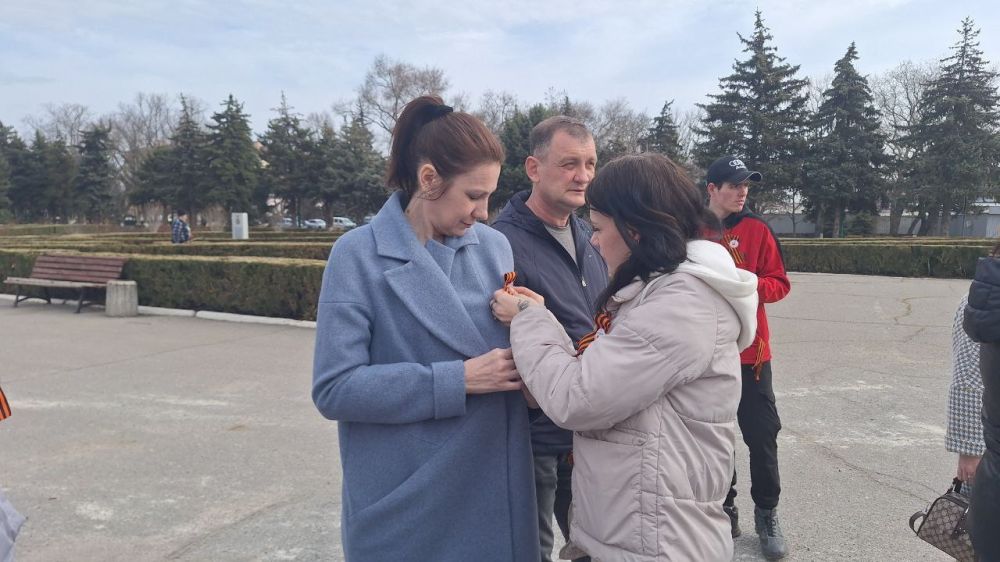Волонтёры Чаплинского муниципального округа провели акцию "Георгиевская ленточка" Волонтёры Чаплинского муниципального округа провели акцию "Георгиевская ленточка"