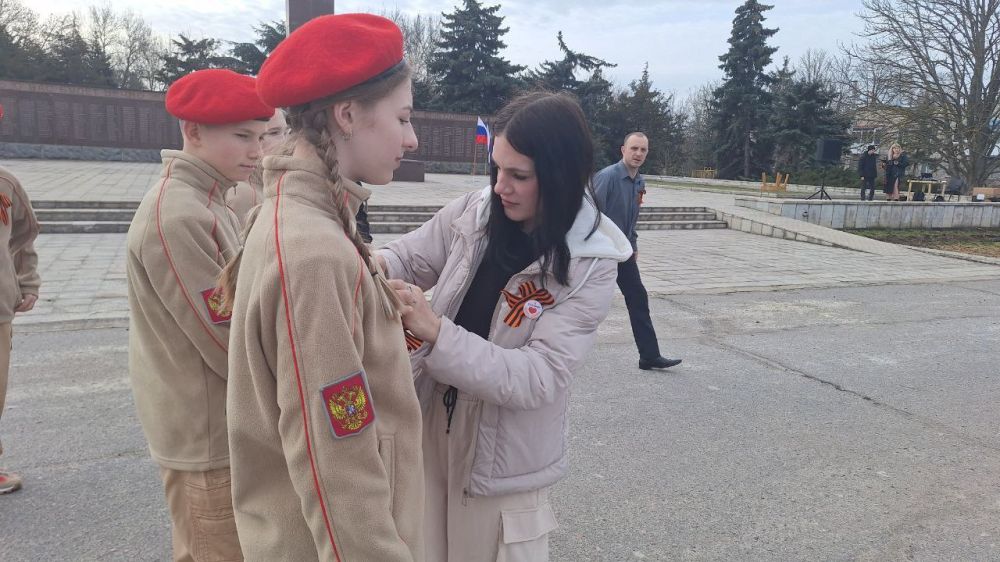 Волонтёры Чаплинского муниципального округа провели акцию "Георгиевская ленточка" Волонтёры Чаплинского муниципального округа провели акцию "Георгиевская ленточка"