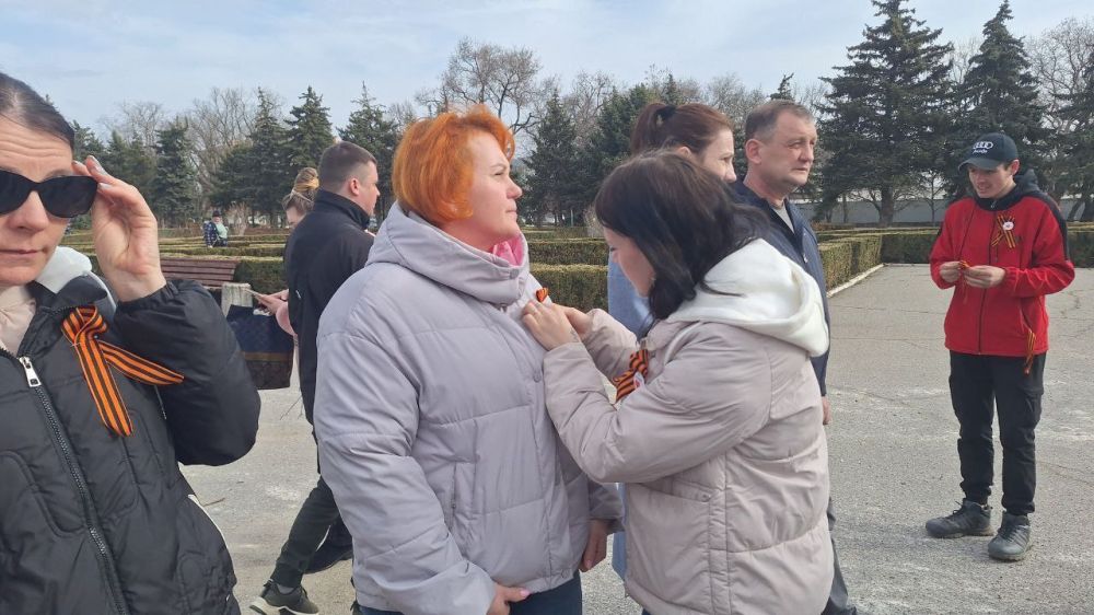 Волонтёры Чаплинского муниципального округа провели акцию "Георгиевская ленточка" Волонтёры Чаплинского муниципального округа провели акцию "Георгиевская ленточка"