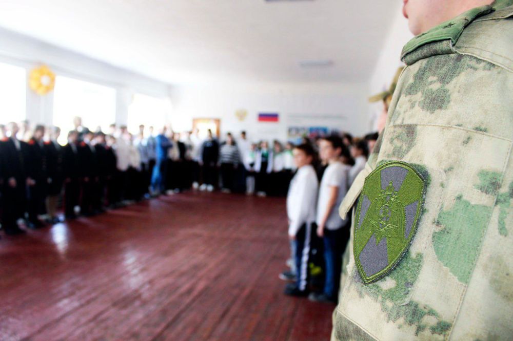В селе Григоровка росгвардейцы совместно со школьниками высадили памятную аллею в день освобождения Херсона от немецко-фашистских захватчиков В селе Григоровка росгвардейцы совместно со школьниками высадили памятную аллею в день освобождения Херсона от немецко-фашистских захватчиков