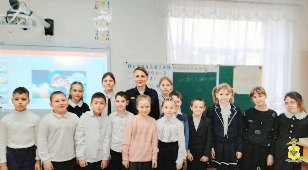 В Чаплинском округе госавтоинспекторы провели профилактическое занятие для младшеклассников В Чаплинском округе госавтоинспекторы провели профилактическое занятие для младшеклассников