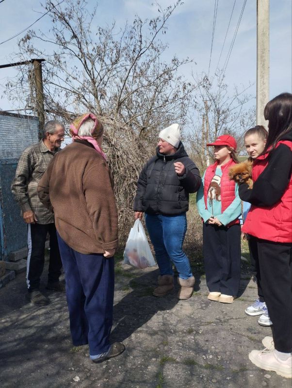 День добрых дел. В с. Благодатное прошла акция « Дарите людям доброту» Когда мы делаем добрые дела, на душе становится легче. Помощь пожилым людям, поддержка незнакомцев или просто улыбка прохожему — это и есть настоящая... День добрых дел. В с. Благодатное прошла акция « Дарите людям доброту» Когда мы делаем добрые дела, на душе становится легче. Помощь пожилым людям, поддержка незнакомцев или просто улыбка прохожему — это и есть настоящая...