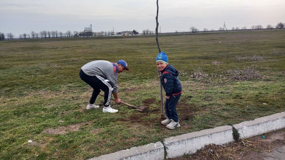 Жители села Раздольное Каховского округа присоединились к акции "Весенняя неделя добра" Жители села Раздольное Каховского округа присоединились к акции "Весенняя неделя добра"