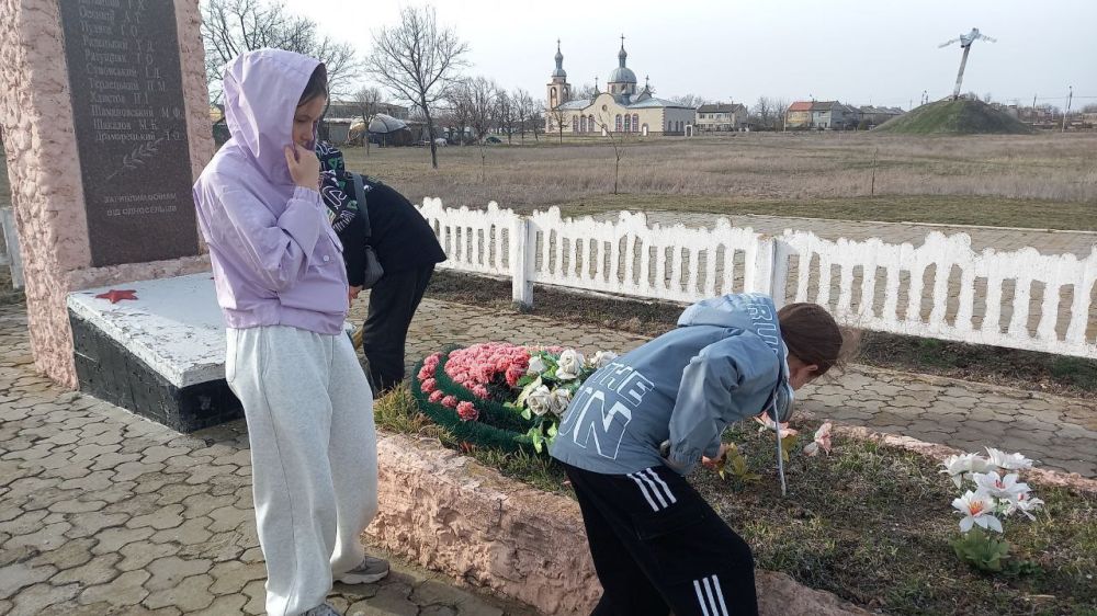 Жители села Раздольное Каховского округа присоединились к акции "Весенняя неделя добра" Жители села Раздольное Каховского округа присоединились к акции "Весенняя неделя добра"