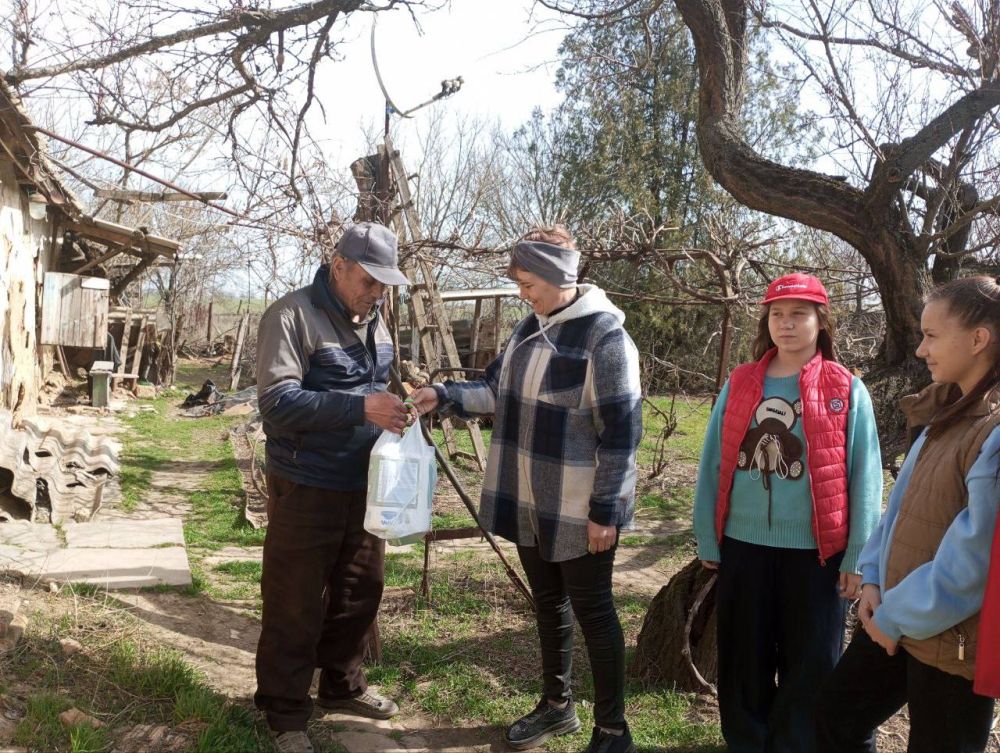 День добрых дел. В с. Благодатное прошла акция « Дарите людям доброту» Когда мы делаем добрые дела, на душе становится легче. Помощь пожилым людям, поддержка незнакомцев или просто улыбка прохожему — это и есть настоящая... День добрых дел. В с. Благодатное прошла акция « Дарите людям доброту» Когда мы делаем добрые дела, на душе становится легче. Помощь пожилым людям, поддержка незнакомцев или просто улыбка прохожему — это и есть настоящая...