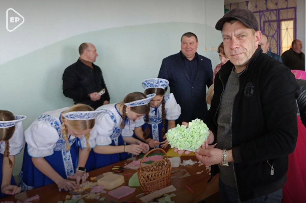 Представители "Единой России" в Херсонской области поздравили работников ЖКХ с Днем работников бытового обслуживания населения и жилищно-коммунального хозяйства Представители "Единой России" в Херсонской области поздравили работников ЖКХ с Днем работников бытового обслуживания населения и жилищно-коммунального хозяйства