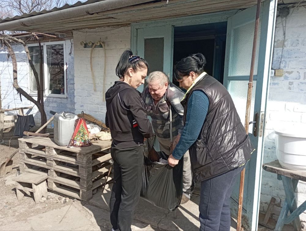 В Архангельской Слободе раздали гуманитарную помощь от Лабинского района В Архангельской Слободе раздали гуманитарную помощь от Лабинского района