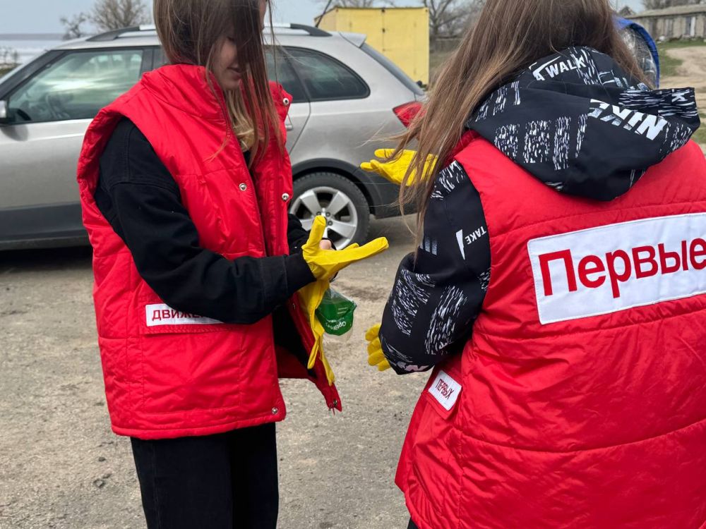 Активисты Движения Первых привели в порядок прибрежную территорию Розового озера Активисты Движения Первых привели в порядок прибрежную территорию Розового озера