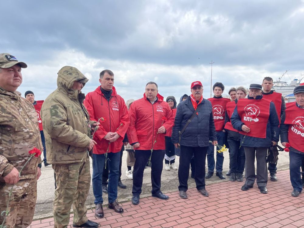 Рамиль Замалетдинов: Вместе с Херсонскими товарищами и коммунистами Крыма по приглашению Первого секретаря Крымского рескома КПРФ Сергея Богатыренко принял участие в антифашистском патриотическом марше-эстафете «Наша Великая... Рамиль Замалетдинов: Вместе с Херсонскими товарищами и коммунистами Крыма по приглашению Первого секретаря Крымского рескома КПРФ Сергея Богатыренко принял участие в антифашистском патриотическом марше-эстафете «Наша Великая...