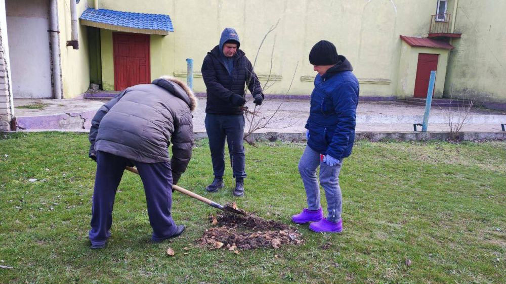 В Голопристанском округе прошла высадка деревьев в честь Дня воссоединения Крыма с Россией В Голопристанском округе прошла высадка деревьев в честь Дня воссоединения Крыма с Россией