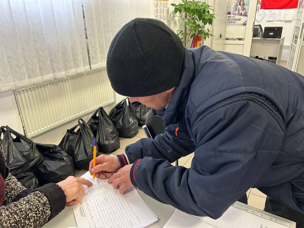 В Любимовке было выдано 800 продуктовых наборов от центра выдачи гуманитарной помощи Каховской администрации В Любимовке было выдано 800 продуктовых наборов от центра выдачи гуманитарной помощи Каховской администрации