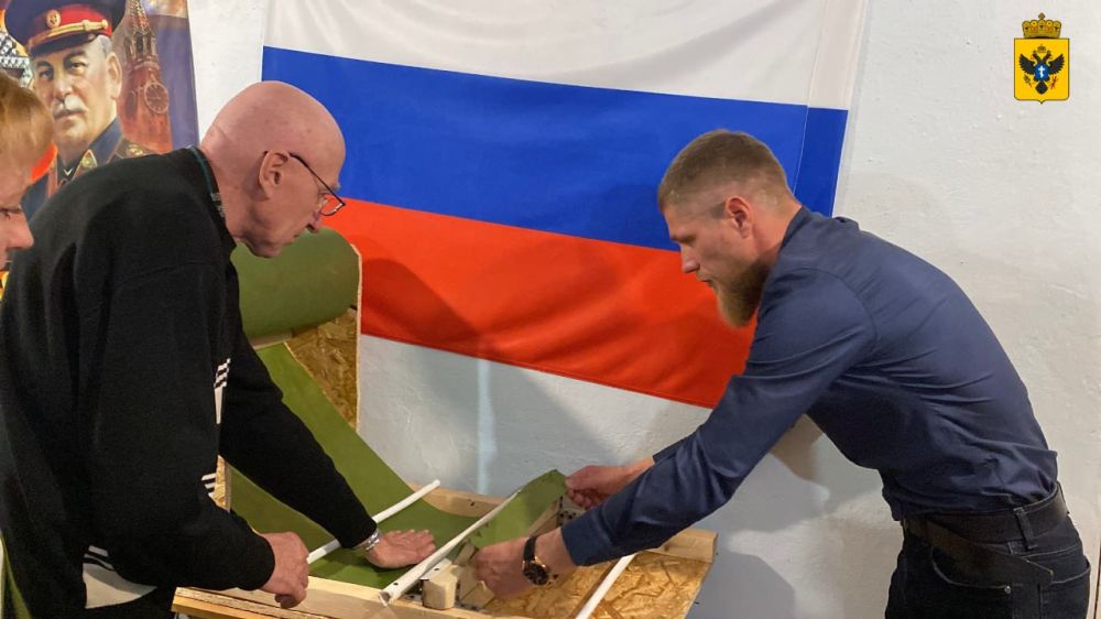 В Каховском округе организовано производство маскировочных сетей для военных В Каховском округе организовано производство маскировочных сетей для военных