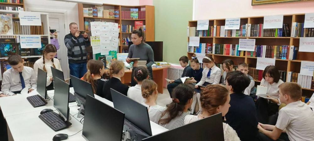 «Все профессии нужны, все профессии важны» - для школьников Геническа провели познавательный час «Все профессии нужны, все профессии важны» - для школьников Геническа провели познавательный час