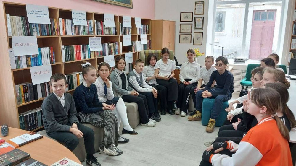 «Все профессии нужны, все профессии важны» - для школьников Геническа провели познавательный час «Все профессии нужны, все профессии важны» - для школьников Геническа провели познавательный час