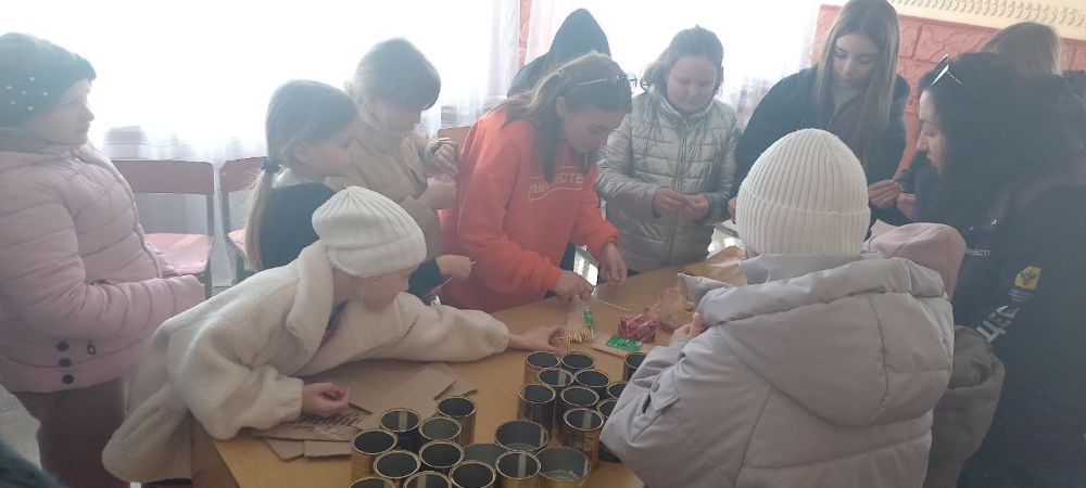 Как правильно плести маскировочную сеть, сделать окопную свечу и негаснущие спички, узнали ребята в селе Плавское Как правильно плести маскировочную сеть, сделать окопную свечу и негаснущие спички, узнали ребята в селе Плавское