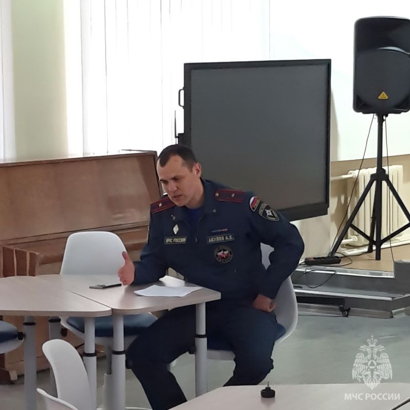 Сотрудники МЧС Херсонской области приняли участие в родительском собрании в Скадовской школе №1 Сотрудники МЧС Херсонской области приняли участие в родительском собрании в Скадовской школе №1
