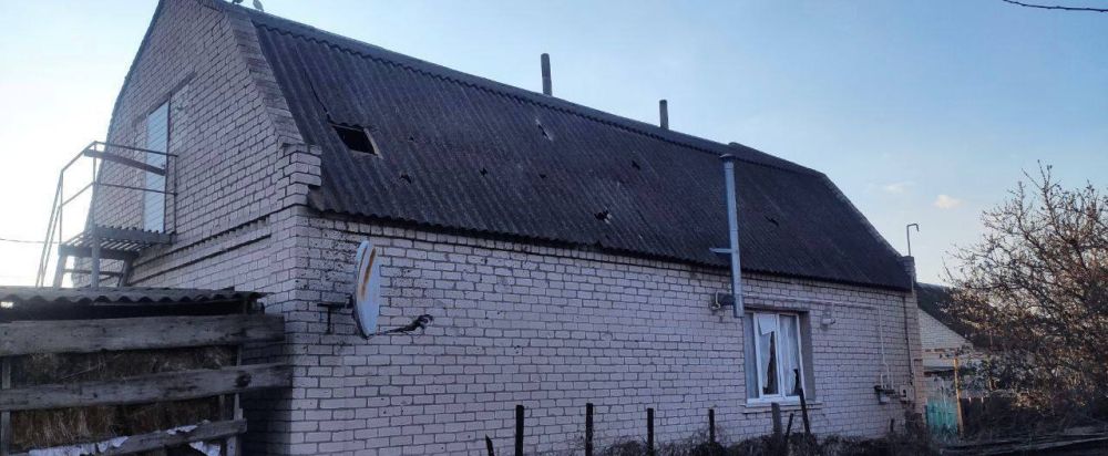 В результате обстрела ВСУ поселка Днепряны повреждены частные дома В результате обстрела ВСУ поселка Днепряны повреждены частные дома