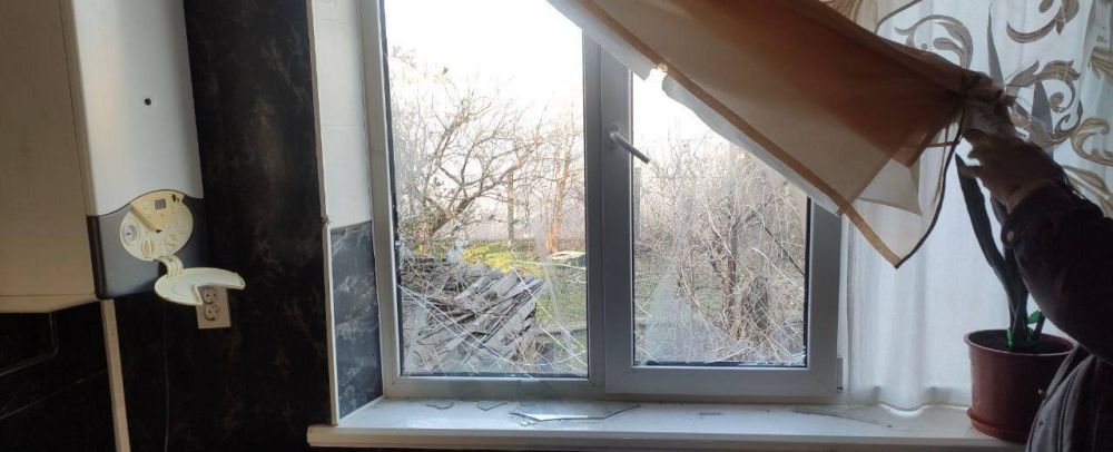 В результате обстрела ВСУ поселка Днепряны повреждены частные дома В результате обстрела ВСУ поселка Днепряны повреждены частные дома