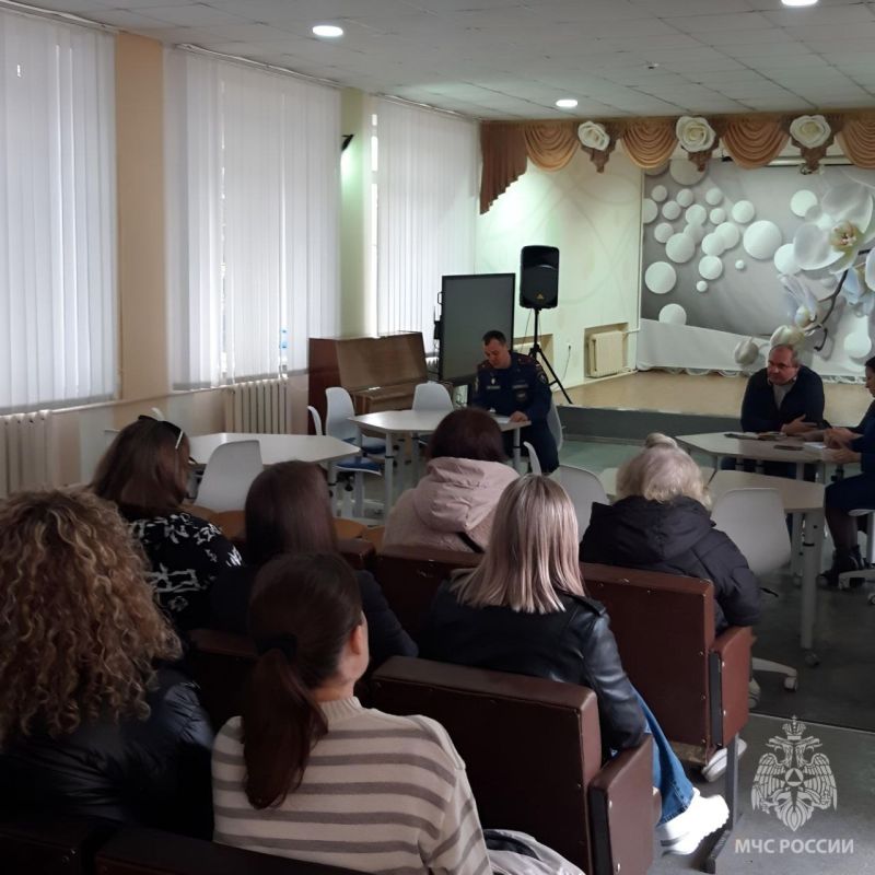Сотрудники МЧС Херсонской области приняли участие в родительском собрании в Скадовской школе №1 Сотрудники МЧС Херсонской области приняли участие в родительском собрании в Скадовской школе №1