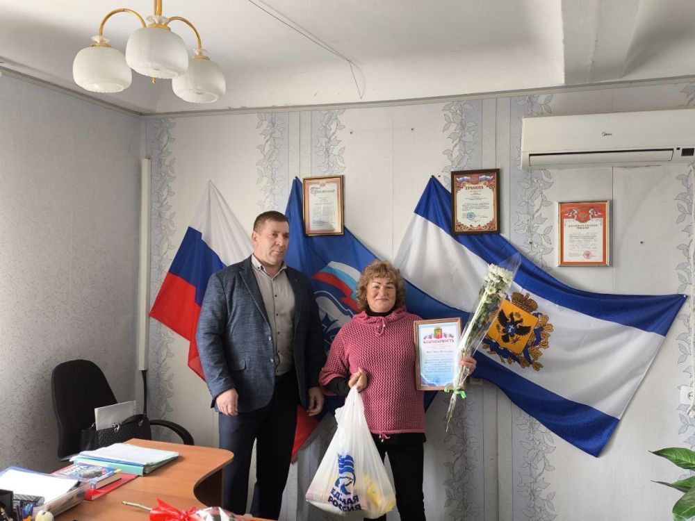 С наступающим Днем работника культуры сотрудников ДК в селе Вольное поздравили активисты «Единой России» С наступающим Днем работника культуры сотрудников ДК в селе Вольное поздравили активисты «Единой России»