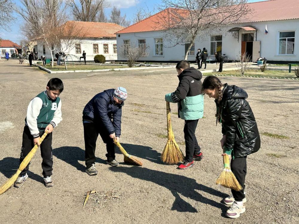 В Каланчакской школе №1 провели субботник, организованный по инициативе депутатов Каланчакского округа от партии "Единая Россия" В Каланчакской школе №1 провели субботник, организованный по инициативе депутатов Каланчакского округа от партии "Единая Россия"