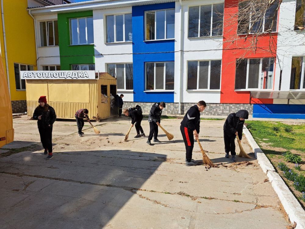В Каланчакской школе №1 провели субботник, организованный по инициативе депутатов Каланчакского округа от партии "Единая Россия" В Каланчакской школе №1 провели субботник, организованный по инициативе депутатов Каланчакского округа от партии "Единая Россия"