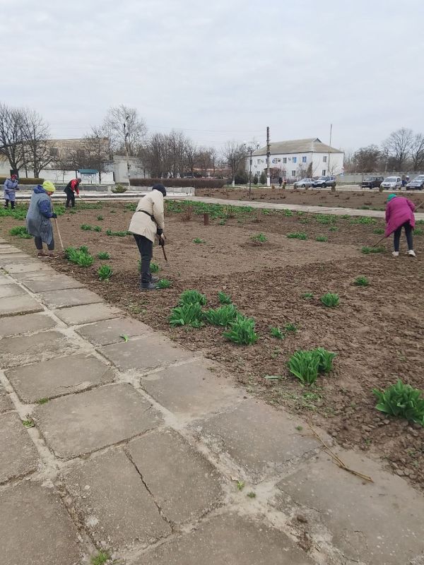 МКУ «Возрождение» продолжает работы по благоустройству парка в пгт Нижние Серогозы МКУ «Возрождение» продолжает работы по благоустройству парка в пгт Нижние Серогозы